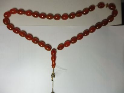null LOT comprenant 1 collier de perles en chute façon ambre 1 kimboli perles olives...