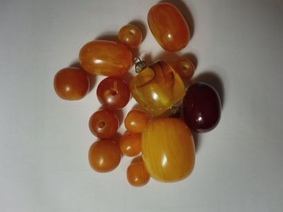 null LOT comprenant 1 collier de perles en chute façon ambre 1 kimboli perles olives...