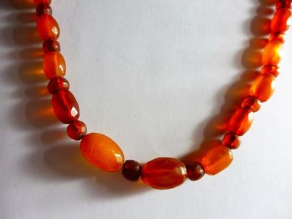 null COLLIER de perles olives en ambre long 52 cm -18g. on y joint un bracelet en...