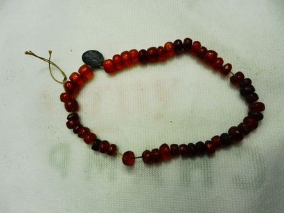 null COLLIER de perles olives en ambre long 52 cm -18g. on y joint un bracelet en...