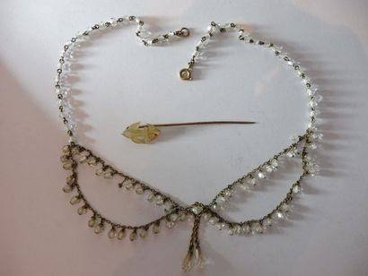 null LOT DE BIJOUX ANCIENS comprenant : EPINGLE de cravate ‘’fleur de lys’’ nacre...