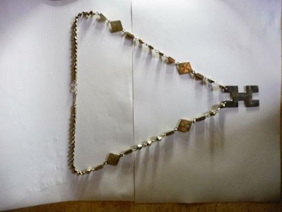 null COLLIER présentant en pendentif un homme stylé de manière géométrique maillons...