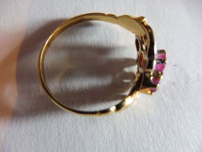 null BAGUE volute ornée de 2 rubis pavage de diamants en rose monture or jaune et...