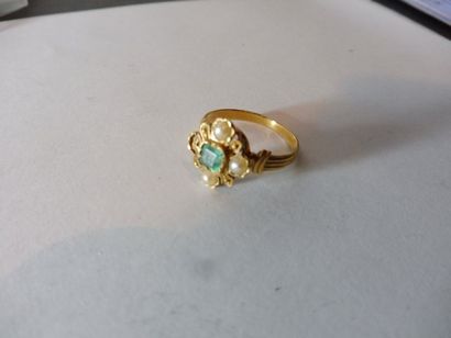 null BAGUE ornée d’une émeraude carrée autour quatre demie perle fines (manque une)...