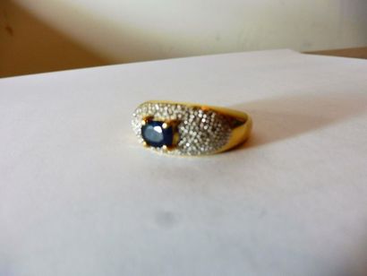 null BAGUE JONC Surmontée d’un saphir ovale foncé de 0,50 ct sur fond ovale graine...