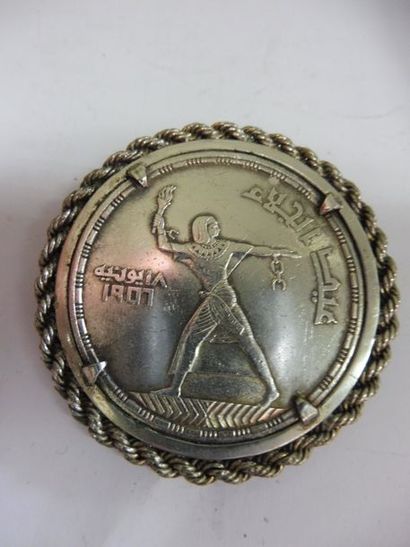 null BROCHE médaille égyptienne datée 1907 argent monture chaine torsadée argent...
