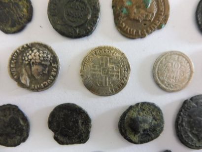 null 52 PIECES romaines en bronze et 3 en argent