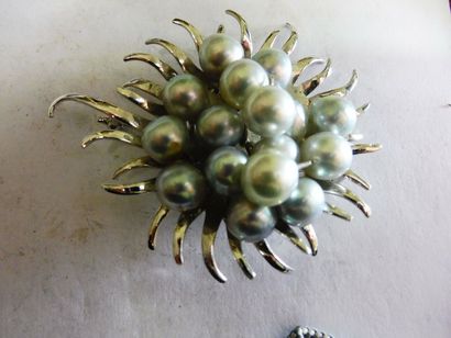 null BROCHE ‘’tournesol’’ constituée de 16 perles de culture de couleur grise diam...