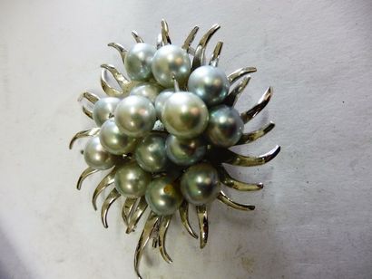 null BROCHE ‘’tournesol’’ constituée de 16 perles de culture de couleur grise diam...