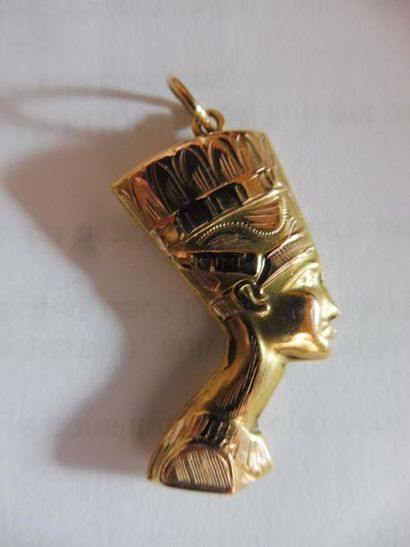 null PENDENTIF ‘’NEFERTITI’’ alliage d’or 14 ct 3,30g. H : 3,7 cm