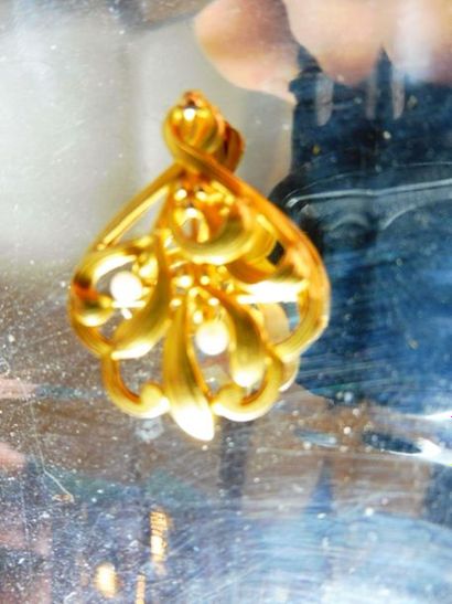 null BROCHE PENDENTIF ‘’gui en pendant’’ Or jaune

Et 2 perles fines 2,60 g. (bon...