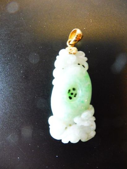 null PENDENTIF ‘’anneau fleuri’’ Jade blanc et vert Attache alliage d’or 14 ct H...