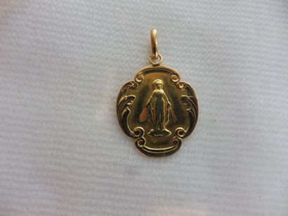 null MEDAILLE ‘’Vierge en majesté’’ Or jaune, non gravé

1,50 g.