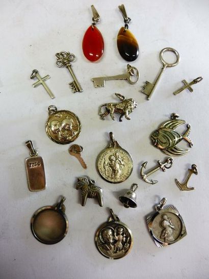null 15 PENDENTIFS : clefs, croix, animaux, pierres décoratives : argent et 5 MEDAILLES...