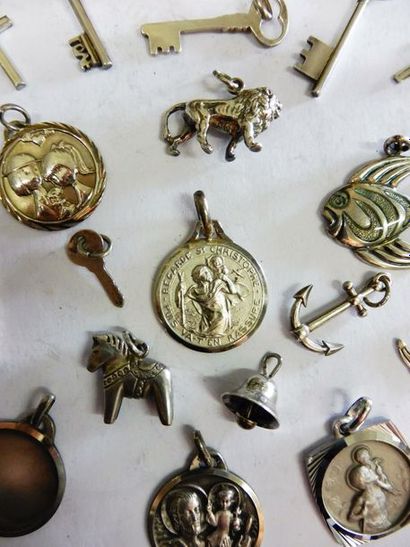 null 15 PENDENTIFS : clefs, croix, animaux, pierres décoratives : argent et 5 MEDAILLES...