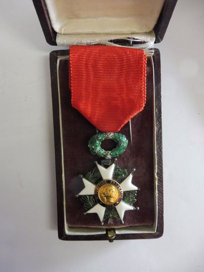 null CROIX de chevalier de la Légion d’Honneur : modèle 1870 (accident et manque)...