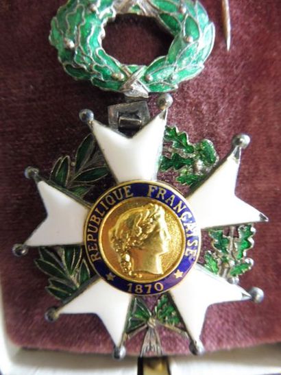 null CROIX de chevalier de la Légion d’Honneur : modèle 1870 (accident et manque)...