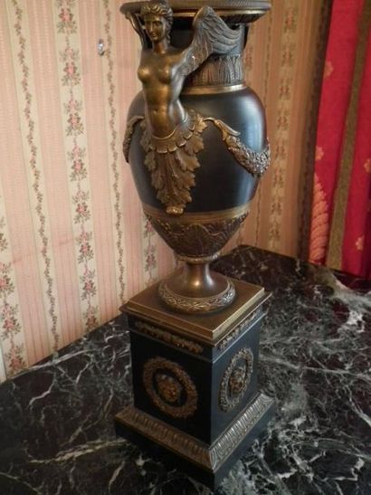 Vase de forme balustre en bronze, les anses...