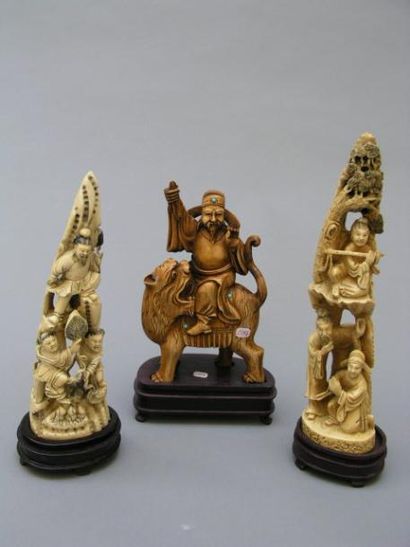 Trois groupes sculptés en ivoire ou corn...
