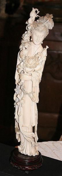 null Grande Dame de cour en ivoire finement sculpté.
H: 37cm