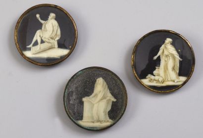 null Trois BOUTONS à décor gouaché sur ivoire de personnages à l'antique en grisaille...