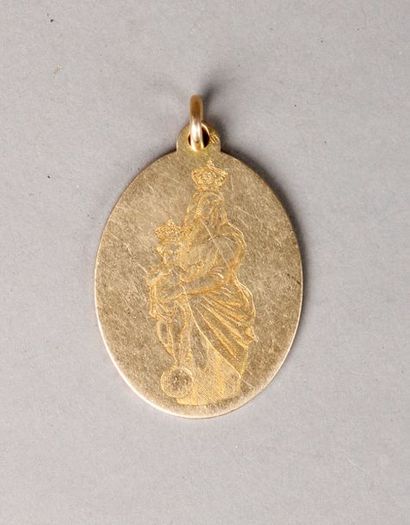 null Grande MÉDAILLE ovale pendentif en or à décor du Christ au Sacré Coeur et de...