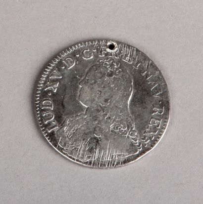 null ECU argent Louis XV (usures, percé).
Pds: 28,8 g