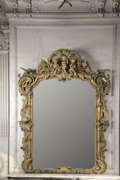 null GRAND MIROIR en bois stuqué et doré, glace à bords biseautés.
Epoque Napoléon...