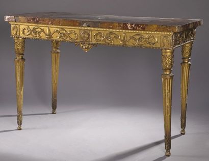 null CONSOLE en bois doré et sculpté, le bandeau encadré d'un tore de ruban et d'une...