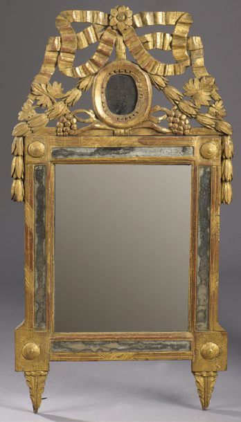 null MIROIR en bois sculpté et doré surmonté de son fronton au motif d'un miroir...