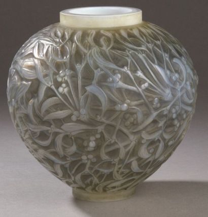 RENE LALIQUE (1860-1945) VASE «Gui» (1920). Epreuve en verre blanc opalescent soufflé...