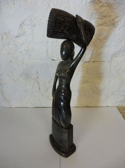 null ‘’Femme portant une gerbe sur sa tête’’ sculpture en corne de buffle travail...