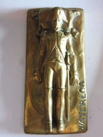 null ‘’Napoléon sur son lit de mort’’ bronze marqué WATERLOO 8 x 3,8 cm