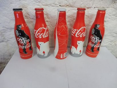 null COLLECTION de 18 bouteilles de COCA COLAS illustrées comprenant 8 bouteilles...