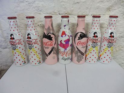 null COLLECTION de 18 bouteilles de COCA COLAS illustrées comprenant 8 bouteilles...