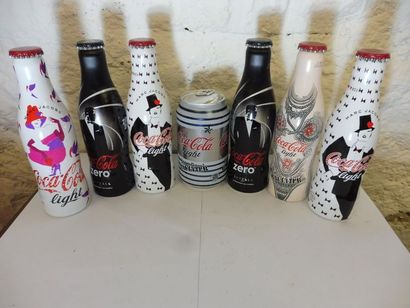 null COLLECTION de 18 bouteilles de COCA COLAS illustrées comprenant 8 bouteilles...