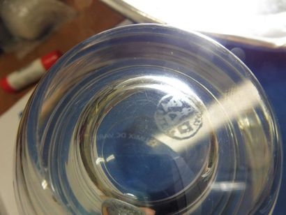 null VASE en forme de grande tasse à anse cristal clair de BACCARAT – H : 12 cm diam...