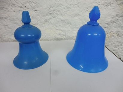 null 2 BOIT-TOUT en forme de cloche renversée opaline bleue - H : 14 cm – diam 10...