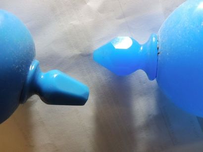 null 2 BOIT-TOUT en forme de cloche renversée opaline bleue - H : 14 cm – diam 10...