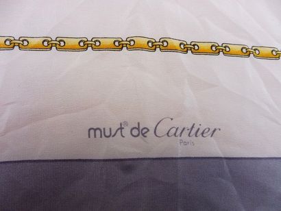 null CARTIER Must de foulard ‘’chaine en sautoir’’ Soie 67 x 67 cm (bon état, froissé,...