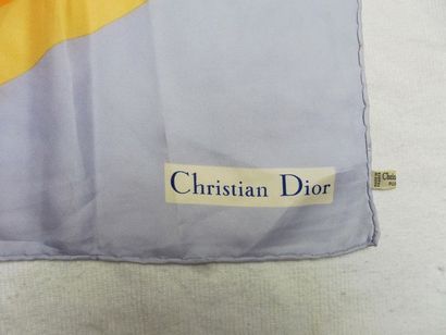 null Christian DIOR Foulard ‘’le D’’ de DIOR Soie 76 x 76 cm (bon état, 2 petites...