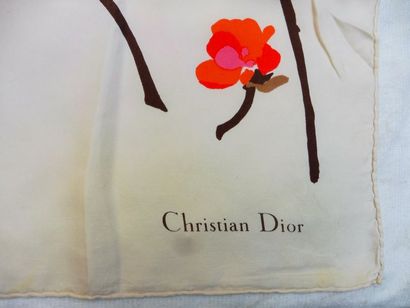 null Christian DIOR Foulard ‘’fleurs sur tiges’’ Soie 72 x 72 cm (bon état ; petites...