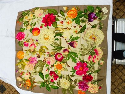 null GUCCI Foulard ‘’fleurs et fruits d’été’’ Soie 80 x 80 cm (accident au tuyauté...