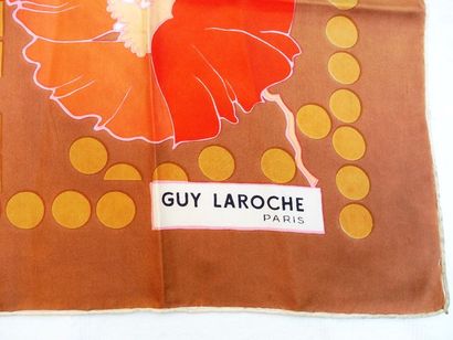 null Guy LAROCHE Foulard ’’fleurs’’ Soie 75 x 75 cm (parfait état)