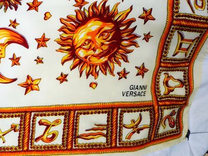 null Gianni VERSACE Foulard ‘’zodiaque’’ Soie 85 x 85 cm (bon état, petite tache...