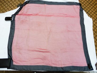 null FOULARD ‘’rose bordé de noir’’ Voile de soie 100 x 100 cm (bon état)