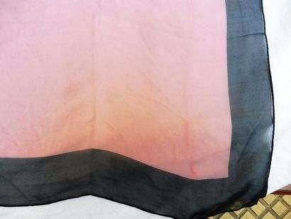 null FOULARD ‘’rose bordé de noir’’ Voile de soie 100 x 100 cm (bon état)