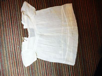 null LOT DE VETEMENTS D’ENFANT ; robe blanche H : 53 cm, camisole : H 20 cm, chemise...