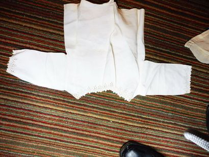 null LOT DE VETEMENTS D’ENFANT ; robe blanche H : 53 cm, camisole : H 20 cm, chemise...