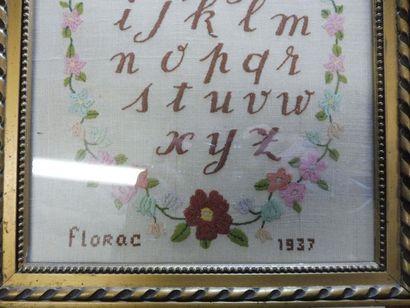null ABECEDAIRE ‘’Couronne florale’’ marqué ‘’FLORAC 1937’’ broderie cadre rectangulaire...